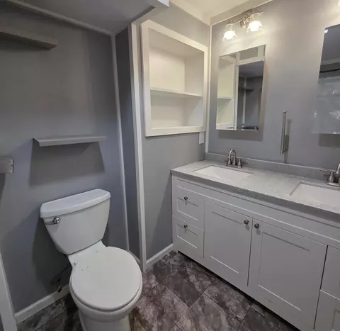 Bath - 772 S Carthage Dr, Freeport, IL 61032 photo 3 of 3
