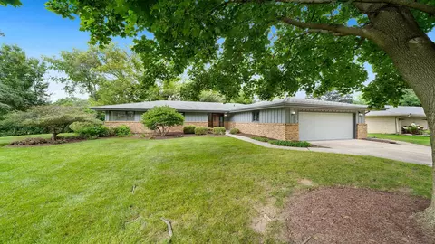2180 Stornway Dr, Rockford, IL 61107