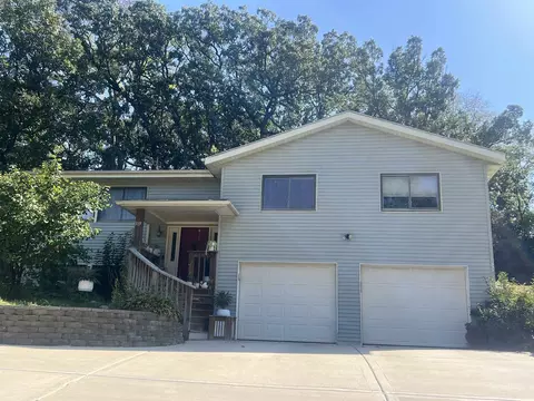 719 N Greenfield Dr, Freeport, IL 61032