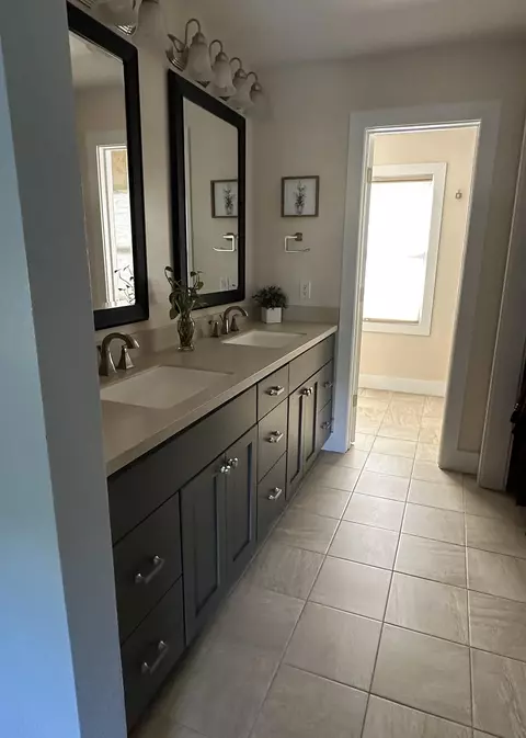 Bath - 2125 Eagle Dr, Freeport, IL 61032 photo 3 of 9