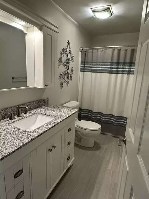 Bath - 2125 Eagle Dr, Freeport, IL 61032 photo 7 of 9