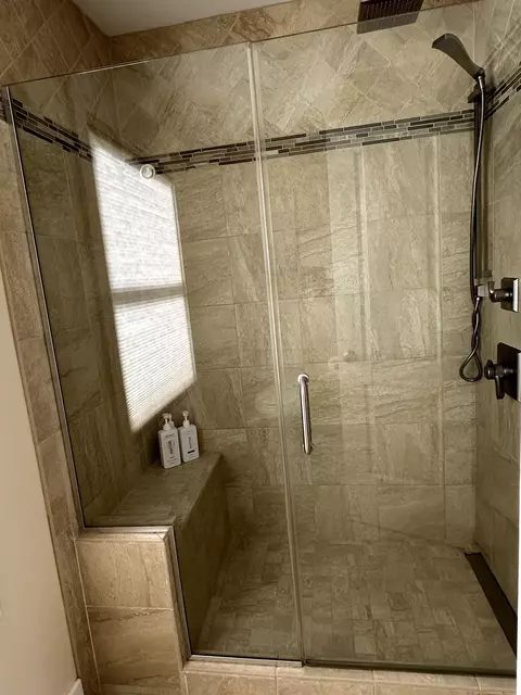 Bath - 2125 Eagle Dr, Freeport, IL 61032 photo 5 of 9