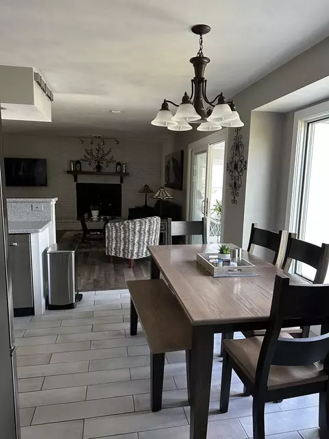 Dining - 2125 Eagle Dr, Freeport, IL 61032 photo 2 of 3