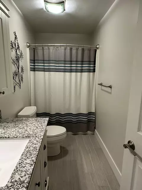 Bath - 2125 Eagle Dr, Freeport, IL 61032 photo 6 of 9