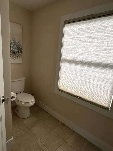 Bath - 2125 Eagle Dr, Freeport, IL 61032 photo 4 of 9