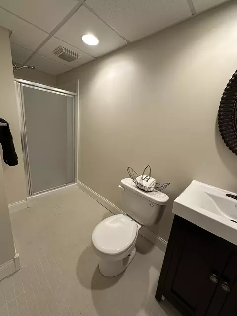 Bath - 2125 Eagle Dr, Freeport, IL 61032 photo 8 of 9