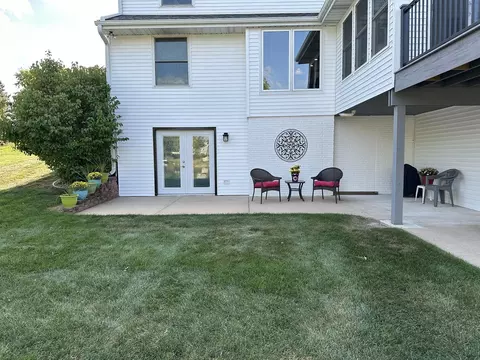 Exterior - 2125 Eagle Dr, Freeport, IL 61032 photo 17 of 20