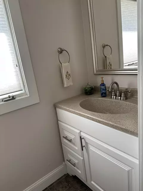 Bath - 2125 Eagle Dr, Freeport, IL 61032 photo 1 of 9