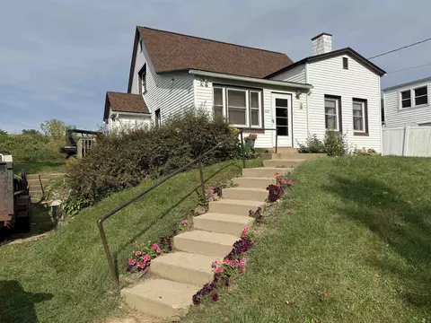 7691 Menominee Rd, East Dubuque, IL 61025