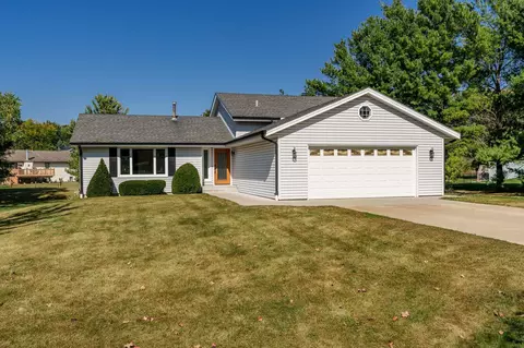 9350 Cherrywood Ln, Roscoe, IL 61073