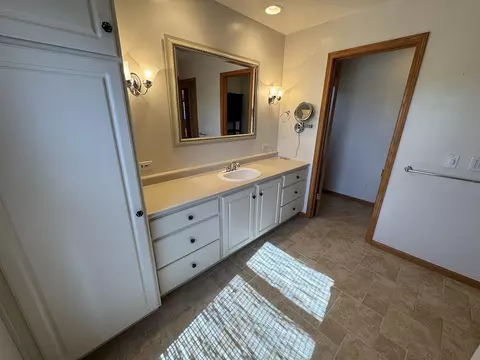Bath - 17-90 Whitewater Dr, Lanark, IL 61046 photo 3 of 7