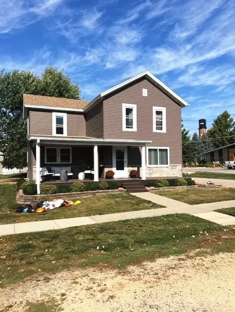 307 S Rantoul St, Lena, IL 61048