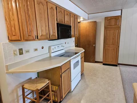 Kitchen - 2120 Devon Ave, Loves Park, IL 61111 photo 2 of 6