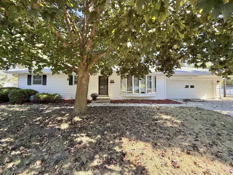 5521 East Dr, Loves Park, IL 61111