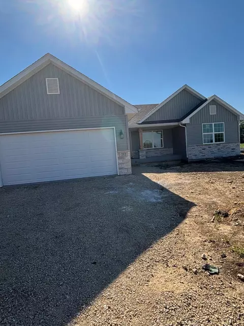 212 Autumnwood Ln, Davis Junction, IL 61020