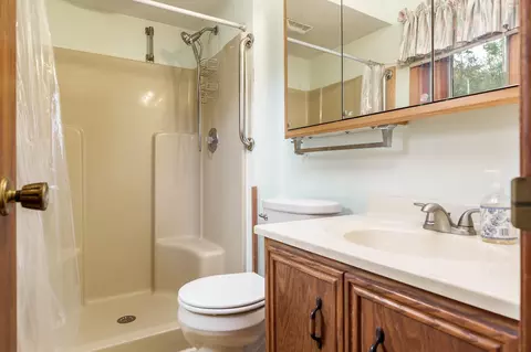 Bath - 11423 Cedarbrook Rd, Roscoe, IL 61073 photo 2 of 2