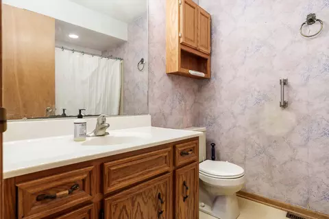 Bath - 11423 Cedarbrook Rd, Roscoe, IL 61073 photo 1 of 2