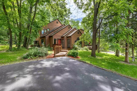 2 Canterbury Ct, Galena, IL 61036