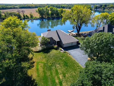 9802 River Bend Dr, Roscoe, IL 61073