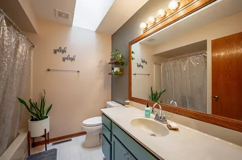 Bath - 1397 Pier Dr, Lake Summerset, IL 61019 photo 2 of 2