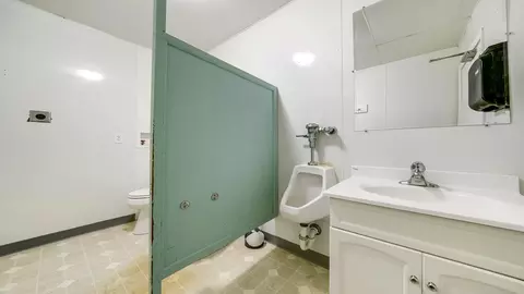 Bath - 511 W Blackhawk Dr, Byron, IL 61010 photo 2 of 4