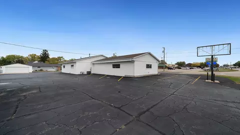 Exterior - 511 W Blackhawk Dr, Byron, IL 61010 photo 5 of 9