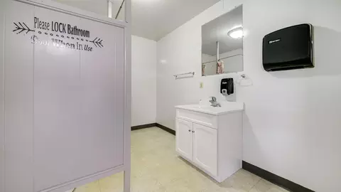 Bath - 511 W Blackhawk Dr, Byron, IL 61010 photo 3 of 4