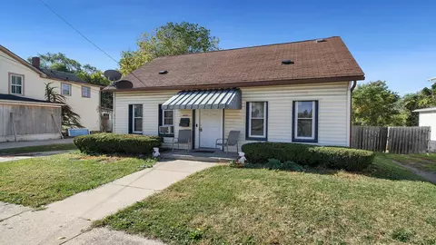 402 S Walnut Ave, Freeport, IL 61032