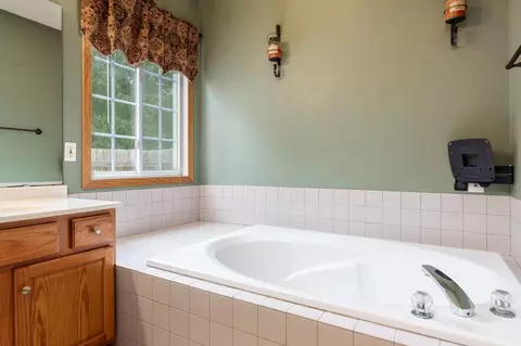 Bath - 5166 E Hubbard Trl, Byron, IL 61010 photo 3 of 4