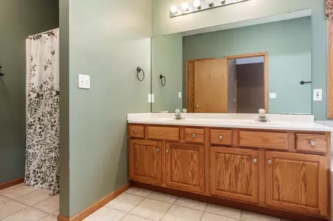 Bath - 5166 E Hubbard Trl, Byron, IL 61010 photo 2 of 4