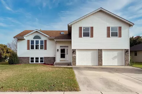 960 Comfortcove Dr, Machesney Park, IL 61115