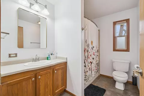 Bath - 4641 S Beach Ln, Dubuque, IA 52003 photo 3 of 4