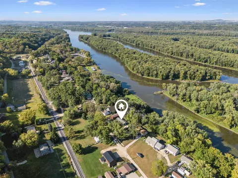 4641 S Beach Ln, Dubuque, IA 52003