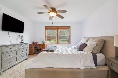 Bedroom - 4641 S Beach Ln, Dubuque, IA 52003 photo 2 of 5