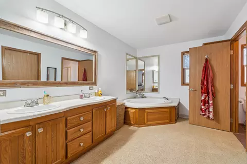 Bath - 4641 S Beach Ln, Dubuque, IA 52003 photo 1 of 4