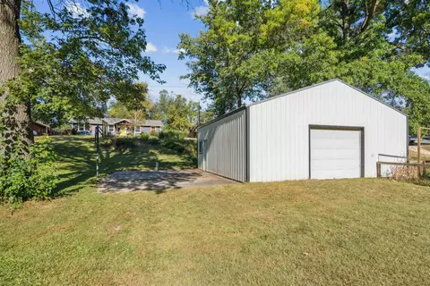 Exterior - 4641 S Beach Ln, Dubuque, IA 52003 photo 5 of 6