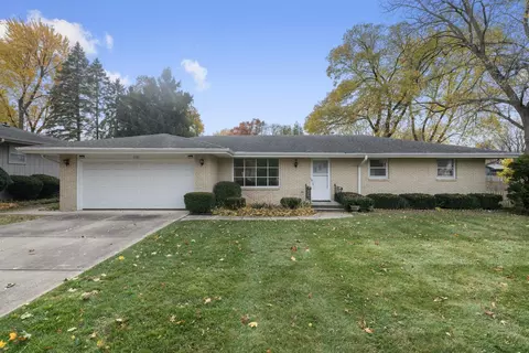 1032 Pine Valley Dr, Rockford, IL 61107