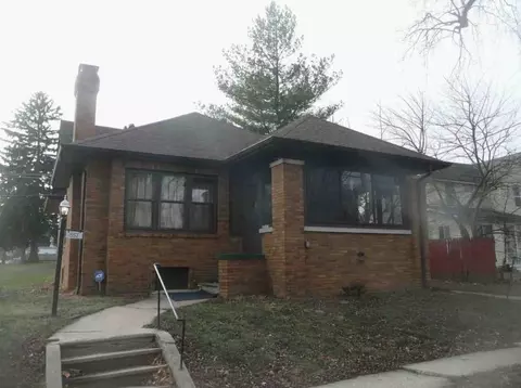 557 E Center St, Freeport, IL 61032