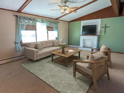 2042 Kenneth Dr, Freeport, IL 61032 photo 2