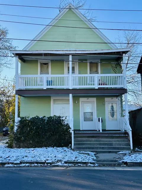 37-39 W Iroquois, Freeport, IL 61032