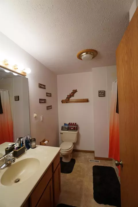 Bath - 502 Corkhill Ct, Davis, IL 61019 photo 1 of 5