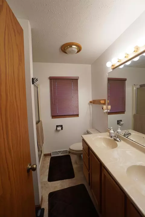 Bath - 502 Corkhill Ct, Davis, IL 61019 photo 2 of 5