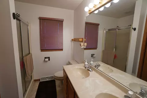 Bath - 502 Corkhill Ct, Davis, IL 61019 photo 3 of 5