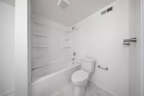 Bath - 2065 W Fairview Rd, Freeport, IL 61032 photo 2 of 3