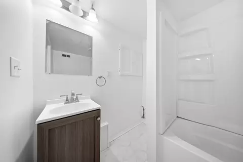 Bath - 2065 W Fairview Rd, Freeport, IL 61032 photo 3 of 3