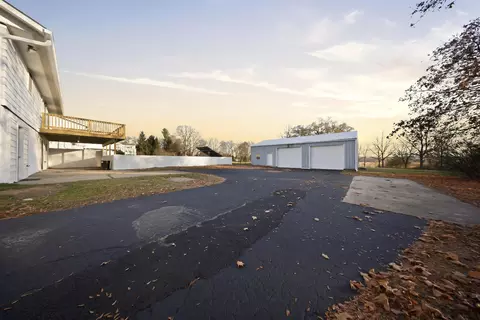 Exterior - 2065 W Fairview Rd, Freeport, IL 61032 photo 6 of 8