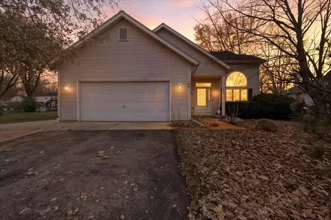 109 Galleon Run Dr, Poplar Grove, IL 61065