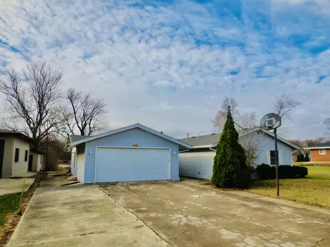 8326 Shore Dr, Machesney Park, IL 61115