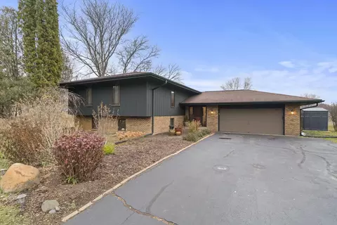 4085 Shorewood Dr, Rockford, IL 61101