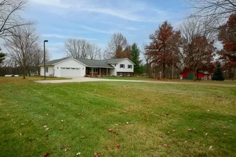 6727 N Five Corners Rd, Lena, IL 61048